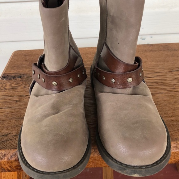 Pretty girl’s beige boots - Picture 6 of 6